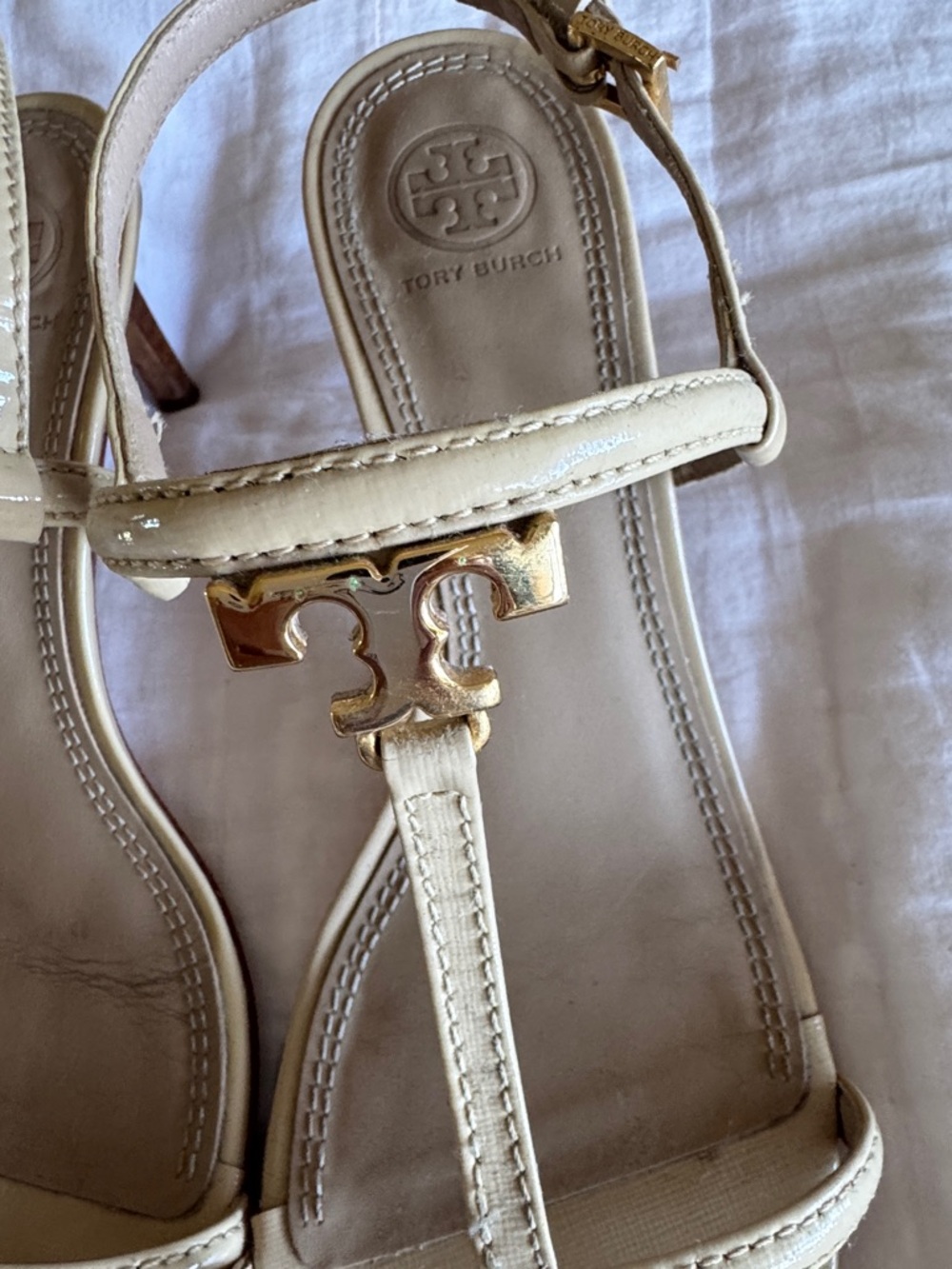 Tory Burch Beige Leather T-Strap Sandals with Gold Logo - Picture 4 of 10